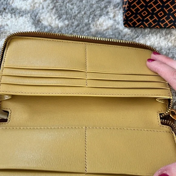 New Tory Burch Robinson Crosshatch Saffino leather Continental Wallet Wristlet - Picture 13 of 15